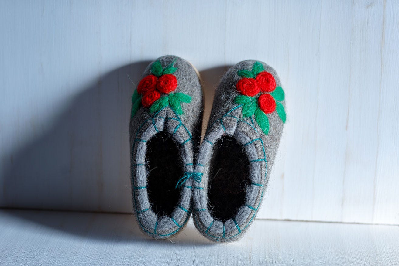 Felt embroidered wool slippers