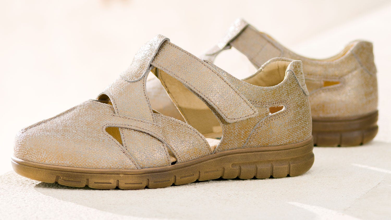 Francesca gold extra roomy sandal